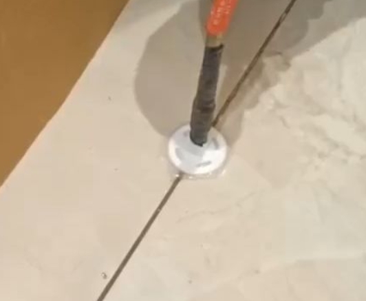 鲅鱼圈瓷砖空鼓维修公司专业解答瓷砖在铺贴过程中，如果没有涂抹均匀到位的粘结材料（如水泥砂浆或瓷砖胶），可能会导致以下问题