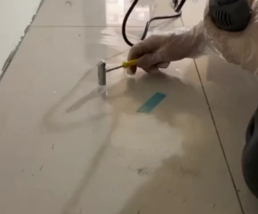 鲅鱼圈瓷砖开裂维修公司专业分享瓷砖在铺贴前如果没有沥干水分，将会导致以下问题