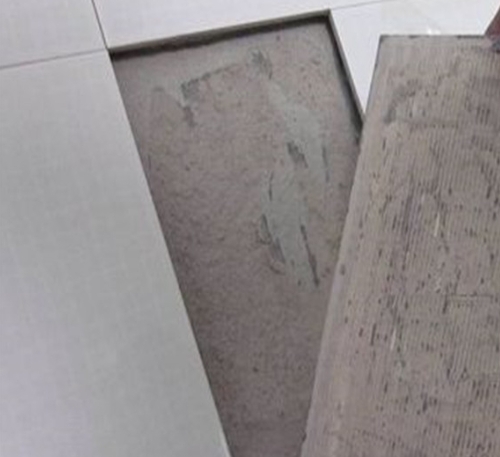鲅鱼圈瓷砖空鼓维修公司分享瓷砖铺贴时如果打浆（即涂抹在瓷砖背面和基层上的砂浆或瓷砖胶）过少，会带来以下问题